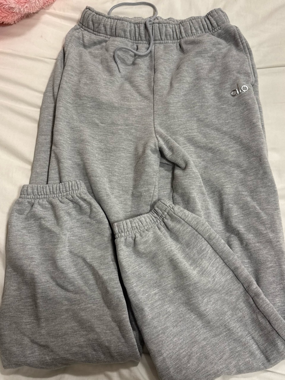 ALO Yoga Women's Gray Cropped Sweatpants - Elastic Waist & Cuffed Ankles